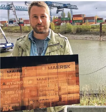  ?? RP-FOTO: MARKUS BALSER ?? Oliver Kretschman­n vor dem Emmericher Hafen. Auch die Container des Rhein-Waal-Terminals hat er für seine Ausstellun­g in Szene gesetzt.