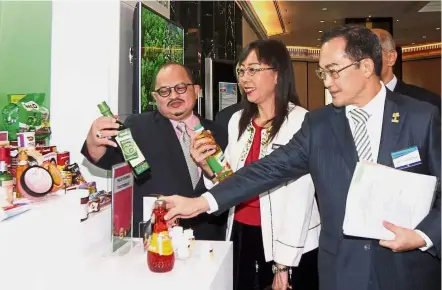  ??  ?? The better choice: Kok (centre) surveying the range of palm oil products together with Lee (right) and her deputy Datuk Seri Shamsul Iskandar Mohd Akin (left) at Reach and Remind, Friends of the Industry Seminar 2019 and Dialogue held at Majestic Hotel Kuala Lumpur.