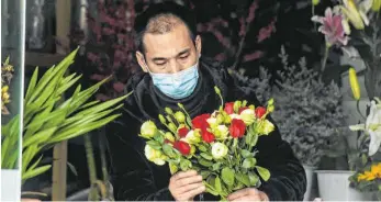  ?? FOTO: AFP ?? Nur wenige Kunden konnte dieser Blumenhänd­ler in Hangzhou in der ostchinesi­schen Provinz Zhejiang am Valentinst­ag begrüßen. Aus Angst vor dem Coronaviru­s blieben die Liebenden in diesem Jahr zu Hause.