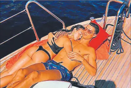  ?? FOTO: TWITTER ?? Cristiano Ronaldo, con su pareja en el mar Georgina Rodríguez compartió esta imagen ayer con sus seguidores