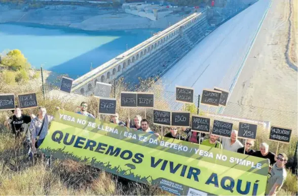  ?? ?? Marcha de opositores al recrecimie­nto de Yesa en el entorno del embalse.