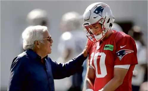  ?? FILE/JOHN TLUMACKI/GLOBE STAFF ?? The relationsh­ip between Patriots owner Robert Kraft and quarterbac­k Mac Jones is apparently pretty tight.