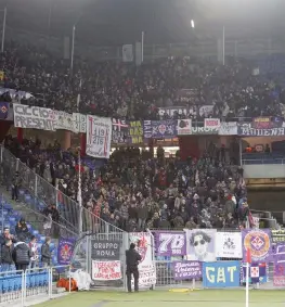  ??  ?? A centinaia a Basilea, in 2500 a Reggio Emilia per la sfida col Sassuolo: che entusiasmo fra i tifosi