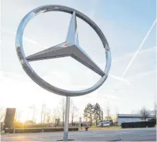  ?? FOTO: DPA ?? Mercedes-Stern am Werk in Sindelfing­en: Daimler gerät im Dieselskan­dal immer stärker unter Druck.