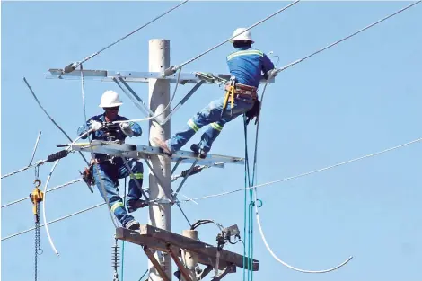  ?? DAMIEL JAMES ?? Trabajador opera en una instalació­n eléctrica.