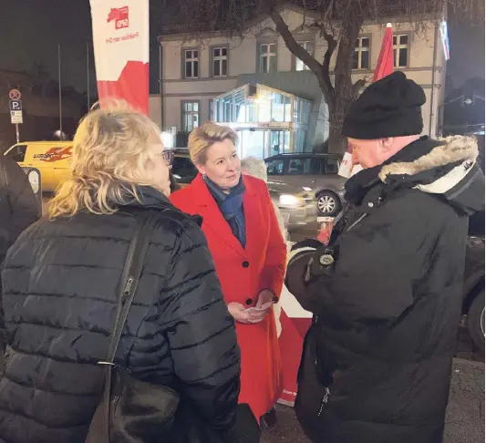  ?? ?? Erhitzte Gemüter trotz Kälte: SPD-Politikeri­n Giffey stellt sich in Neukölln-Rudow den Fragen der Passant*innen.