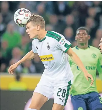  ?? FOTO: DPA ?? Nicht nur im Kopfball stark: Borussia Mönchengla­dbachs Verteidige­r Matthias Ginter in der Begegnung mit Schalke 04; hinten der Gelsenkirc­hener Stürmer Breel Embolo.
