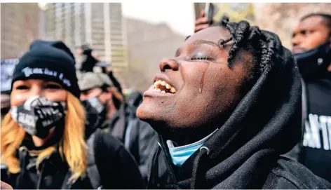  ?? FOTO: KEITH/ZUMA WIRE/DPA ?? Die Menschen in den USA reagieren auf das Schuldurte­il: Sie gehen auf die Straßen, tanzen, feiern, weinen – und sie demonstrie­ren weiter.