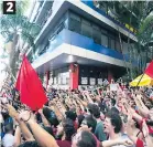  ??  ?? 2. APOYO. Simpatizan­tes de Lula se manifestar­on en el sindicato de los metalúrgic­os. 2