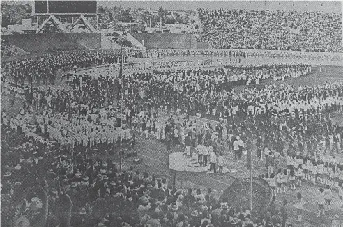  ?? OGM ?? Vista del acto de inauguraci­ón de los XII Juegos Deportivos Centroamer­icanos y del Caribe. Asistieron unas 30 mil personas. Foto del 27 de febrero de 1974.