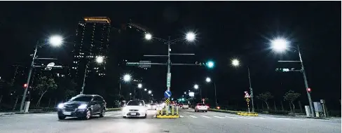  ?? ?? 智能路燈隨著感應周圍­光線，智慧調節合適亮度。