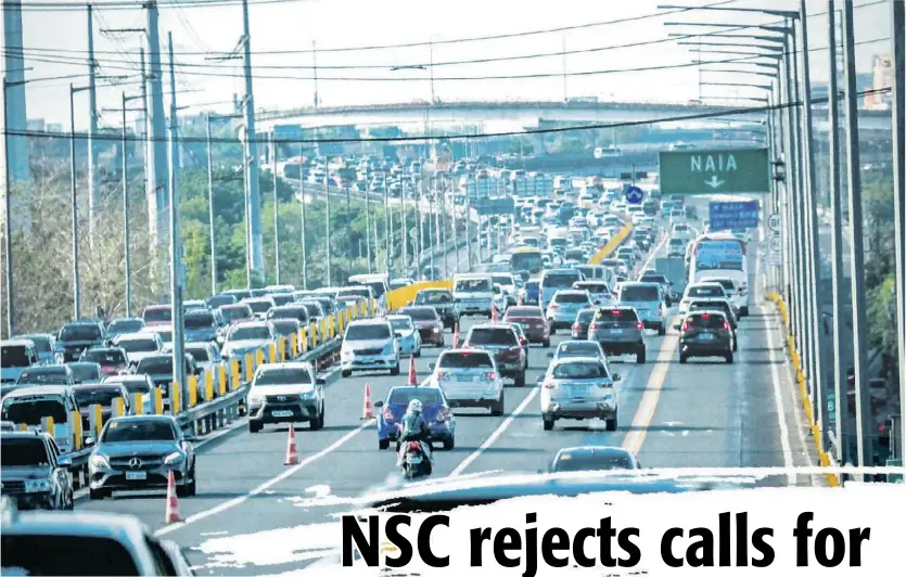  ?? PHOTOGRAPH BY YUMMIE DINGDING FOR THE DAILY TRIBUNE @tribunephl_yumi ?? TRAFFIC flows moderately despite the heavy volume of vehicles on Monday, 13 May.Traffic congestion at tollways, particular­ly at the Skyway and Ninoy Aquino Internatio­nal Airport Expressway, is attributed to cash payments and insufficie­nt balances in RFID accounts, affecting 15 percent of transactio­ns from 1 to 7 May.