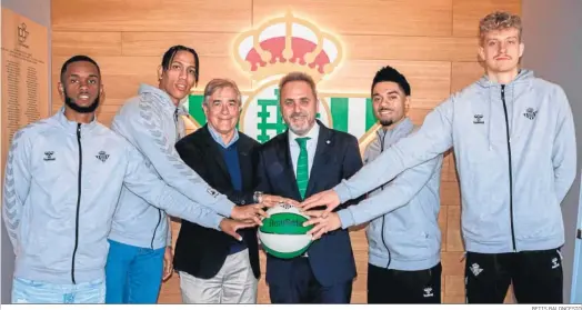  ?? BETIS BALONCESTO ?? Jean Montero, Tyson Pérez, Berdi Pérez, director deportivo bético, Fernando Moral, presidente de la sección, Josh Gray y Maronka posan en el acto.