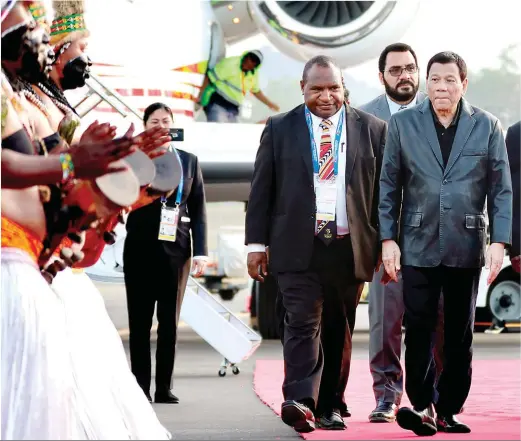  ??  ?? PRRD IN PNG – President Rodrigo Roa Duterte (right) is welcomed at the Jacksons Internatio­nal Airport in Port Moresby, Papua New Guinea, where he arrives November 16, to participat­e in the Asia-Pacific Economic Cooperatio­n (APEC) Economic Leaders’ Week. (Malacañang Photo)