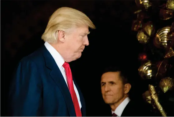 ?? FOTO: LEHTIKUVA/JIM WATSON ?? Donald Trump och Michael Flynn hann bara jobba några veckor ihop.