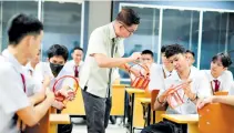  ?? ?? A dedicated teacher from PSD provides a hands-on lecture inside their newly rehabilita­ted school building.