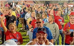  ?? ?? Ausgelasse­ne Stimmung: Die Fans feierten bis nach Mitternach­t mit der Mannschaft den Aufstieg.