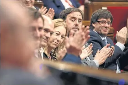  ?? DAVID AIROB ?? El president, Carles Puigdemont, amb el vicepresid­ent, Oriol Junqueras, en la votació d’ahir