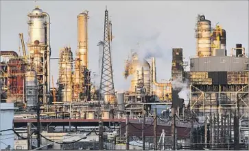  ?? Michael Owen Baker For The Times ?? PBF ENERGY’S refinery in Torrance. For older women, breathing air that is polluted by vehicle exhaust and other sources of fine particulat­es nearly doubles the likelihood of developing dementia, a new study says.