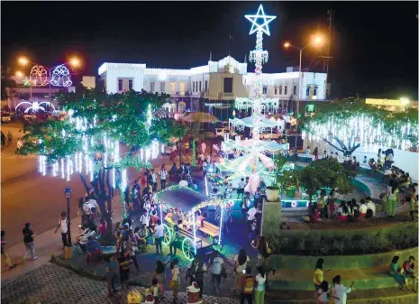  ?? (SUN.STAR FOTO/ALAN TANGCAWAN) ?? LIT. Mandaue City has set up Christmas decors at the newly-renovated plaze infront of the City Hall.