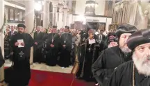  ??  ?? Le pape Tawadros priant à l'église suspendue