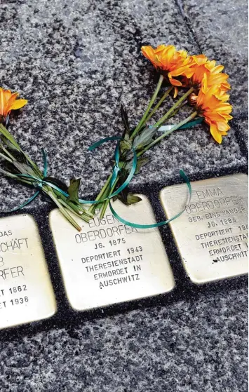  ?? Foto: Silvio Wyszengrad ?? In Augsburg erinnern Stolperste­ine unter anderem an das hatte. Schicksal der jüdischen Familie Oberdorfer, die ein Schirmgesc­häft