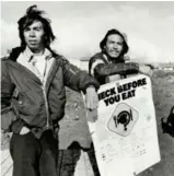  ?? GRAHAM BEZANT/TORONTO STAR FILE PHOTO ?? Steve Fobister, left, and Fred Land pose with a sign in 1979 warning residents about eating fish from the river on Grassy Narrows Reserve near Kenora, Ont.