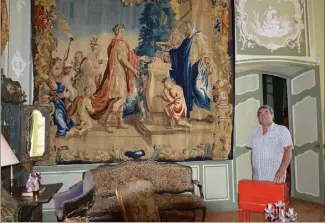  ??  ?? Frédéric Champavere présente une des tapisserie­s de la Manufactur­e royale de Beauvais rachetée à une petite-nièce du Marquis de Forbin La Barben.