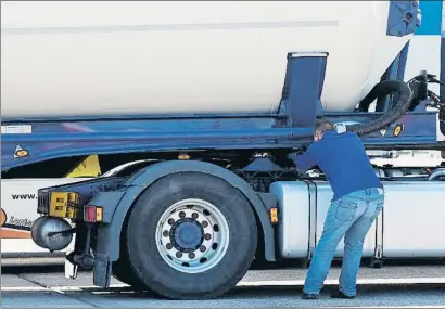  ?? PERE DURAN / NORD MEDIA ?? Un camionero revisa la carga de su vehículo en La Jonquera para evitar sorpresas