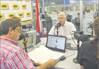  ??  ?? El ministro Arnoldo Wiens (c), titular del MOPC, visitó ayer los estudios de ABC Cardinal y habló del metrobús y otras obras y proyectos llevados adelante por la cartera.