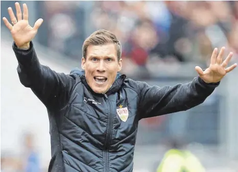  ?? FOTO: IMAGO ?? Mit Leidenscha­ft an der Seitenlini­e: Hannes Wolf, der 36-jährige Trainer des VfB Stuttgart, beim Last-Minute-Sieg in Nürnberg.