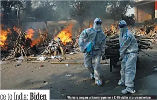  ??  ?? Workers prepare a funeral pyre for a C-19 victim at a crematoriu­m