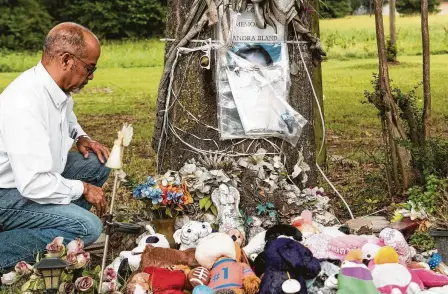  ?? Brett Coomer / Staff photograph­er ?? Prairie View Mayor David Allen recently visited the makeshift memorial dedicated to Sandra Bland just outside the gates of Prairie View A&M University. Bland, 28, was arrested at a traffic stop and found dead in a Waller County jail cell.