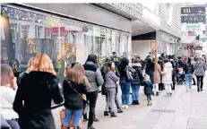  ??  ?? Nach sechs Wochen Lockdown haben in Österreich die Geschäfte wieder auf.