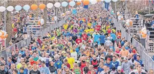  ??  ?? Jedes Jahr im März gehen tausende Läufer beim „Venloop“an den Start. Dabei steht aber vor allem der Spaß im Vordergrun­d.