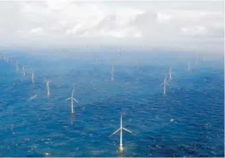  ?? // REUTERS ?? Aerogenera­dores instalados en el mar del Norte, en espacio alemán