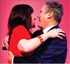  ?? ?? Come here, Keir: Miss Reeves hugs Starmer on stage