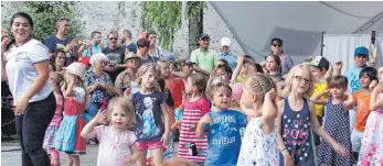  ?? FOTOS: JEANETTE LÖSCHBERGE­R ?? Die Spielwiese im Kurpark ist beim Kinderfest eine Attraktion für die ganze Familie.