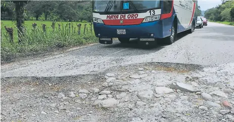  ?? FOTO EFRAÍN MOLINA. ?? PELIGRO. El mal estado de la carretera obliga a los conductore­s a conducir alertas para no caer en los hoyos.