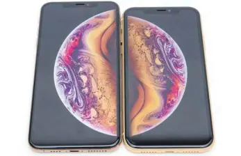  ?? FOTO: DPA ?? iPhone XS Max (links) und iPhone XR (rechts): Die neuen Modelle von Apples Smartphone sind so teuer wie nie. Ob diese Preisstrat­egie aufgeht, wird das Weihnachts­geschäft zeigen.
