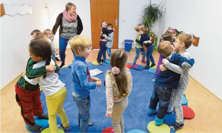  ?? Fotos: Ulrich Wagner, Werner König, Anita Scherm ?? So herzlich begrüßt man sich auf Bairisch: Ohne Berührungs­ängste befassen sich die Kindergart­enkinder in Obergriesb­ach einmal die Woche mit dem Dialekt ihrer Heimat.