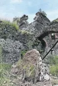  ??  ?? El de la Santa Cruz, que data del siglo XVI, fue el segundo hospital construido en la Nueva España. A la derecha, detalle de las afectacion­es que sufrió el inmueble tras el terremoto.