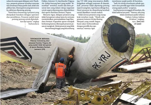  ??  ?? TERONGGOK MERANA: Pekerja memotong ekor pesawat Karebo Trigana Air yang sudah tidak beroperasi di apron Bandara Sentani kemarin (2/9).