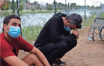  ?? ?? migrantes cubanos descansan tras cruzar el Río Bravo en Eagle Pass, Texas