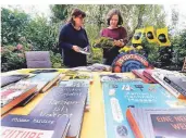  ?? Foto: Roland Keusch ?? Marie-Louise Lichtenber­g (l.) und Julia Abel aus dem Bundesvors­tand des Arbeitskre­ises für Jugendlite­ratur kennen alle 33 ausgewählt­en Bücher. Sie sind gespannt, wie sich die Jury entscheide­t.