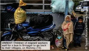  ?? ?? UNREST: Children migrant workers wait or us Srinagar o go ack to heir illages, Monday 18