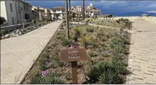  ?? (Photo M.-C.A) ?? Une promenade sur les remparts, au milieu des citations des écrivains qui ont chanté Antibes...