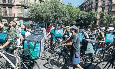  ?? XAVIER GÓMEZ / ARCHIVO ?? Una manifestac­ión de trabajador­es de Deliveroo en Barcelona el año pasado