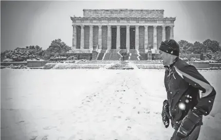  ?? ERIC BARADAT/AFP/GETTY IMAGES ?? In Washington, more than 5 inches of snow coated the capital and the Lincoln Memorial.