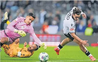  ?? ?? Jota disputa a bola com João Gonçalves, guarda-redes do Boavista